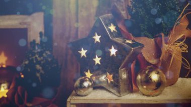 Yıldız şeklindeki altın süslemenin görüntüsü içinde ışıklar ve kar yağışı etkisi