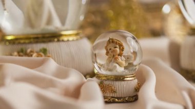 Gelecek sezon için meleklerle birlikte Noel süslemesi kar küresi 