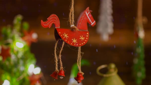 Рождественское Украшение Сезона Пришествий Винтажная Красная Лошадь Крошечными Колокольчиками — стоковое видео