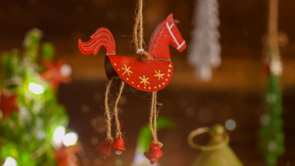 Świąteczne Dekoracje Sezon Adwentowy Vintage Czerwony Koń Małymi Dzwoneczkami — Wideo stockowe