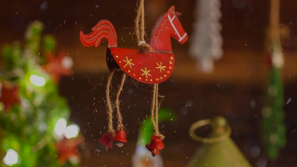 Decoração Natal Para Temporada Advento Cavalo Vermelho Vintage Com Pequenos — Vídeo de Stock