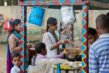 RAXAUL, INDIA - 8 NOV: Hindistan 'ın Bihar eyaletinde 8 Kasım 2013 tarihinde Chhas' ı kutlayan tanımlanamayan Hintli kadınlar.