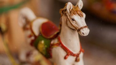 Gelecek sezon için Noel süslemesi. Havada süzülen eski oyuncak at ve parıltılar 