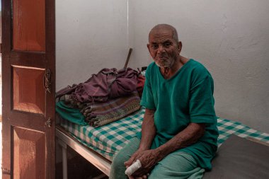 Sundarpur, Hindistan - 2013: Hindistan 'ın Bihar eyaletindeki yerel bir cüzzamlı hastanesinde kimliği belirsiz Hintli cüzzamlı hasta