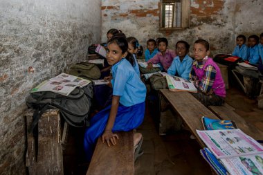 RAXAUL, INDIA - Kasım 2013 dolaylarında yerel bir okulda tanımlanamayan Hintli çocuklar, Kasım 2013 'te Raxaul, Bihar, Hindistan' da.