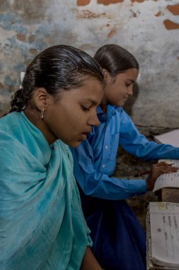 RAXAUL, INDIA - Kasım 2013 dolaylarında yerel bir okulda tanımlanamayan Hintli çocuklar, Kasım 2013 'te Raxaul, Bihar, Hindistan' da.