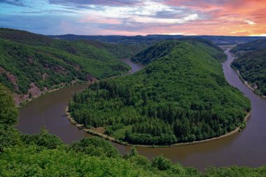 Saarschleifen - Saar Nehri Saarland, Almanya 'da tepenin etrafında dönüyor
