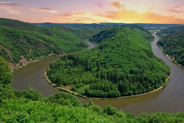 Saarschleifen - Saar Nehri Saarland, Almanya 'da tepenin etrafında dönüyor