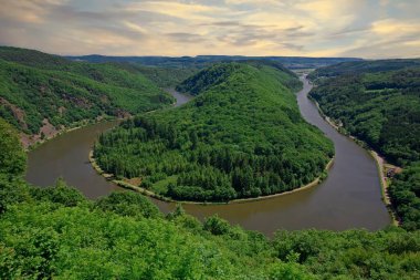 Saarschleifen - Saar Nehri Saarland, Almanya 'da tepenin etrafında dönüyor