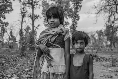 Hindistan 'ın Madhya Pradesh kentindeki Bandhavgarh Milli Parkı' nda, Tala adında küçük bir köyde kimliği belirsiz çocuklar.