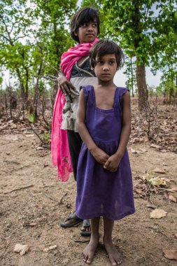 Hindistan 'ın Madhya Pradesh kentindeki Bandhavgarh Milli Parkı' nda, Tala adında küçük bir köyde kimliği belirsiz çocuklar.
