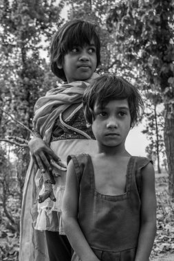 Hindistan 'ın Madhya Pradesh kentindeki Bandhavgarh Milli Parkı' nda, Tala adında küçük bir köyde kimliği belirsiz çocuklar.