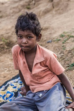 Hindistan 'ın Madhya Pradesh kentindeki Bandhavgarh Ulusal Parkı' nda, Tala adında küçük bir köyde kimliği belirsiz bir çocuk.