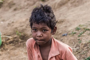 Hindistan 'ın Madhya Pradesh kentindeki Bandhavgarh Ulusal Parkı' nda, Tala adında küçük bir köyde kimliği belirsiz bir çocuk.