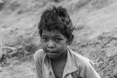 Hindistan 'ın Madhya Pradesh kentindeki Bandhavgarh Ulusal Parkı' nda, Tala adında küçük bir köyde kimliği belirsiz bir çocuk.