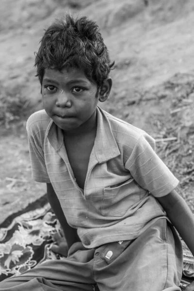 Неизвестный Мальчик Маленькой Деревне Названием Тала Национальном Парке Бандхавгарх Мадхья — стоковое фото