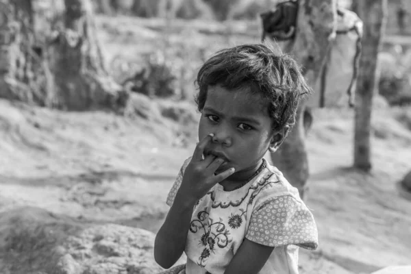 Neidentifikovaný Chlapec Malé Vesničce Jménem Tala Národním Parku Bandhavgarh Madhjapradéši — Stock fotografie
