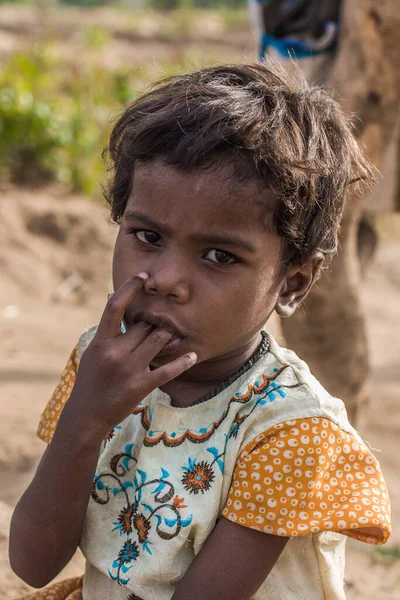 Ongeïdentificeerde Jongen Een Klein Dorp Genaamd Tala Het Bandhavgarh National — Stockfoto