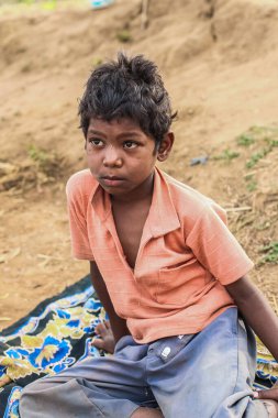 Hindistan 'ın Madhya Pradesh kentindeki Bandhavgarh Ulusal Parkı' nda, Tala adında küçük bir köyde kimliği belirsiz bir çocuk.