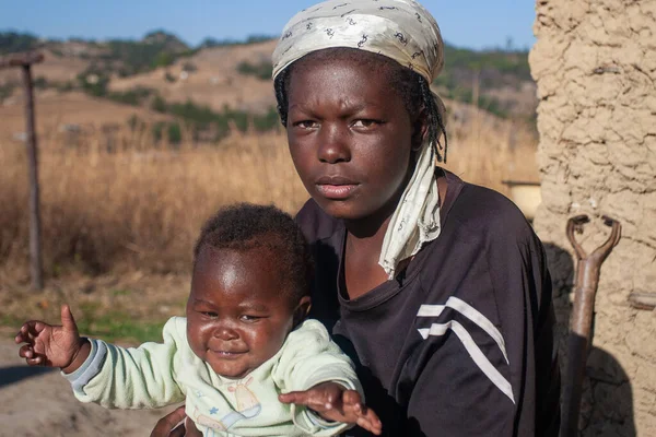 Mbabane Suazilândia Julho Retrato Uma Jovem Mãe Suazi Não Identificada — Fotografia de Stock
