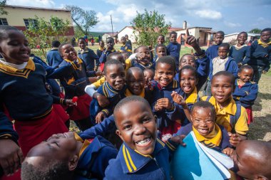 Tanımlanamayan Swazi çocukları 29 Temmuz 2008 'de Svaziland' daki Domuzlar Tepesi 'ndeki Nasıralı Misyon Okulu' nda.