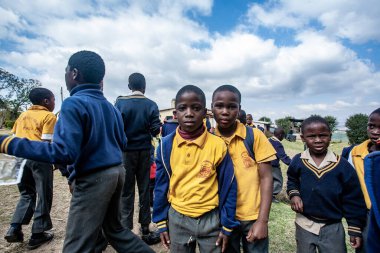 Tanımlanamayan Swazi çocukları 29 Temmuz 2008 'de Svaziland' daki Domuzlar Tepesi 'ndeki Nasıralı Misyon Okulu' nda.