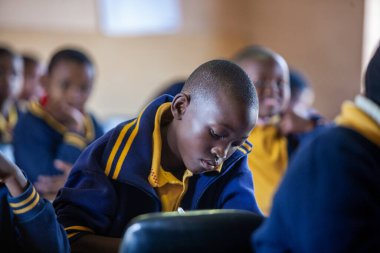 PIGGS PEAK, SWAZILAND-29 Temmuz 2008: Nazarene Misyon Okulu, Domuzlar Tepesi, Svaziland 'da kimliği belirsiz yetim öğrenciler.