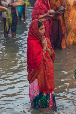 RAXAUL, INDIA - 8 NOV: Hindistan 'ın Bihar eyaletinde 8 Kasım 2013 tarihinde Chhas' ı kutlayan tanımlanamayan Hintli kadınlar.