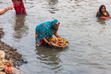 RAXAUL, INDIA - 8 NOV: Hindistan 'ın Bihar eyaletinde 8 Kasım 2013 tarihinde Chhas' ı kutlayan tanımlanamayan Hintli kadınlar.