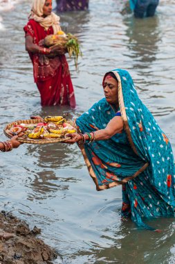 RAXAUL, INDIA - 8 NOV: Hindistan 'ın Bihar eyaletinde 8 Kasım 2013 tarihinde Chhas' ı kutlayan tanımlanamayan Hintli kadınlar.