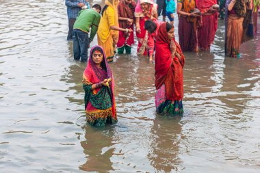 RAXAUL, INDIA - 8 NOV: Hindistan 'ın Bihar eyaletinde 8 Kasım 2013 tarihinde Chhas' ı kutlayan tanımlanamayan Hintli kadınlar.