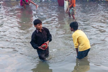 RAXAUL, INDIA - 8 NOV: Hindistan 'ın Bihar eyaletinde 8 Kasım 2013 tarihinde Chhas' ı kutlayan tanımlanamayan Hintli kadınlar.