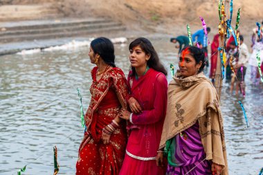 RAXAUL, INDIA - 8 NOV: Hindistan 'ın Bihar eyaletinde 8 Kasım 2013 tarihinde Chhas' ı kutlayan tanımlanamayan Hintli kadınlar.