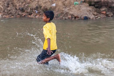 RAXAUL, INDIA - 8 NOV: Hindistan 'ın Bihar eyaletinde 8 Kasım 2013 tarihinde Chhas' ı kutlayan tanımlanamayan Hintli kadınlar.