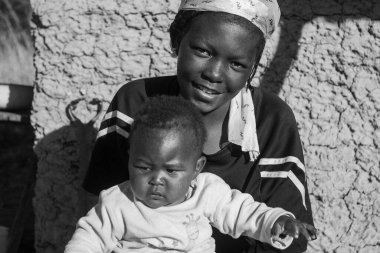 MBABANE, SWAZILAND - 30 Temmuz 2008 'de Mbabane, Svaziland' da kimliği belirlenemeyen Swazi bir annenin çocuğuyla portresi.