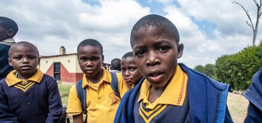 Tanımlanamayan Swazi çocukları 29 Temmuz 2008 'de Svaziland' daki Domuzlar Tepesi 'ndeki Nasıralı Misyon Okulu' nda.