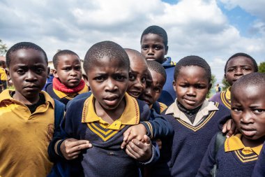 Tanımlanamayan Swazi çocukları 29 Temmuz 2008 'de Svaziland' daki Domuzlar Tepesi 'ndeki Nasıralı Misyon Okulu' nda.