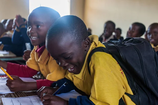 PIGGS PEAK, SWAZILAND-29 Temmuz 2008: Nazarene Misyon Okulu, Domuzlar Tepesi, Svaziland 'da kimliği belirsiz yetim öğrenciler.