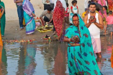 RAXAUL, INDIA - 8 NOV: Hindistan 'ın Bihar eyaletinde 8 Kasım 2013 tarihinde Chhas' ı kutlayan tanımlanamayan Hintli kadınlar.
