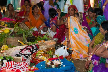 RAXAUL, INDIA - 8 NOV: Hindistan 'ın Bihar eyaletinde 8 Kasım 2013 tarihinde Chhas' ı kutlayan tanımlanamayan Hintli kadınlar.