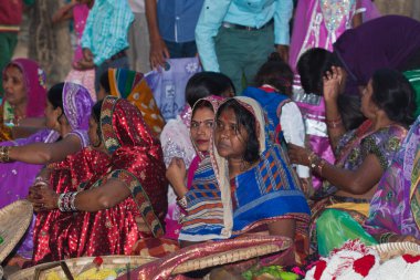 RAXAUL, INDIA - 8 NOV: Hindistan 'ın Bihar eyaletinde 8 Kasım 2013 tarihinde Chhas' ı kutlayan tanımlanamayan Hintli kadınlar.