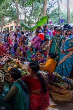 RAXAUL, INDIA - 8 NOV: Hindistan 'ın Bihar eyaletinde 8 Kasım 2013 tarihinde Chhas' ı kutlayan tanımlanamayan Hintli kadınlar.