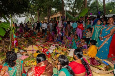 RAXAUL, INDIA - 8 NOV: Hindistan 'ın Bihar eyaletinde 8 Kasım 2013 tarihinde Chhas' ı kutlayan tanımlanamayan Hintli kadınlar.