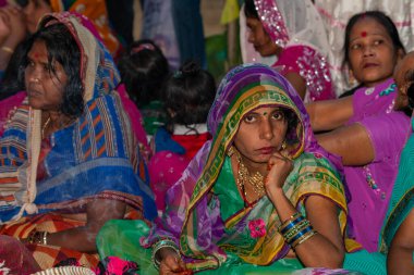 RAXAUL, INDIA - 8 NOV: Hindistan 'ın Bihar eyaletinde 8 Kasım 2013 tarihinde Chhas' ı kutlayan tanımlanamayan Hintli kadınlar.