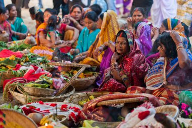 RAXAUL, INDIA - 8 NOV: Hindistan 'ın Bihar eyaletinde 8 Kasım 2013 tarihinde Chhas' ı kutlayan tanımlanamayan Hintli kadınlar.
