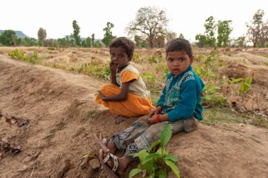 Hindistan 'ın Madhya Pradesh kentindeki Bandhavgarh Milli Parkı' nda, Tala adında küçük bir köyde kimliği belirsiz çocuklar.