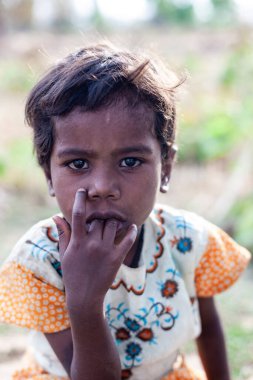 Hindistan 'ın Madhya Pradesh kentindeki Bandhavgarh Milli Parkı' nda, Tala adında küçük bir köyde kimliği belirsiz bir kız.