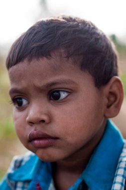 Hindistan 'ın Madhya Pradesh kentindeki Bandhavgarh Milli Parkı' nda, Tala adında küçük bir köyde kimliği belirsiz bir çocuk.