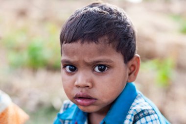 Hindistan 'ın Madhya Pradesh kentindeki Bandhavgarh Milli Parkı' nda, Tala adında küçük bir köyde kimliği belirsiz bir çocuk.