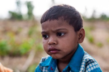 Hindistan 'ın Madhya Pradesh kentindeki Bandhavgarh Milli Parkı' nda, Tala adında küçük bir köyde kimliği belirsiz bir çocuk.